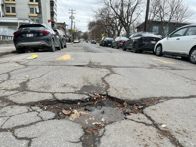 Cover Image for Nids-de-poule Montréal 2025 record des réclamations